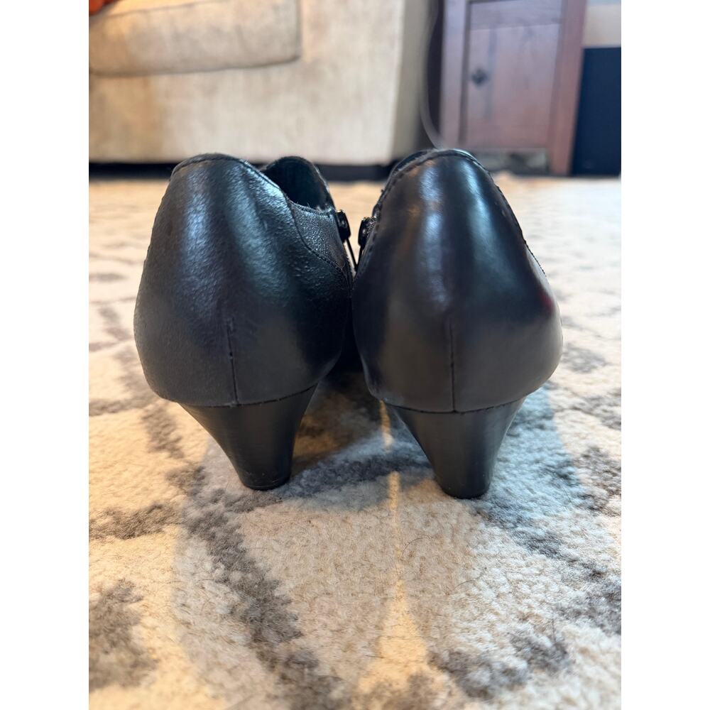 Born Womens Black Leather Ankle Booties Side Zip Stacked Heel Shooties Size 8 - Picture 2 of 14
